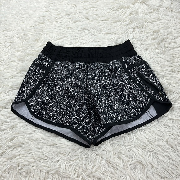 Lululemon Tracker Short IV Freckle Flower Black White / Black - Picture 1 of 5